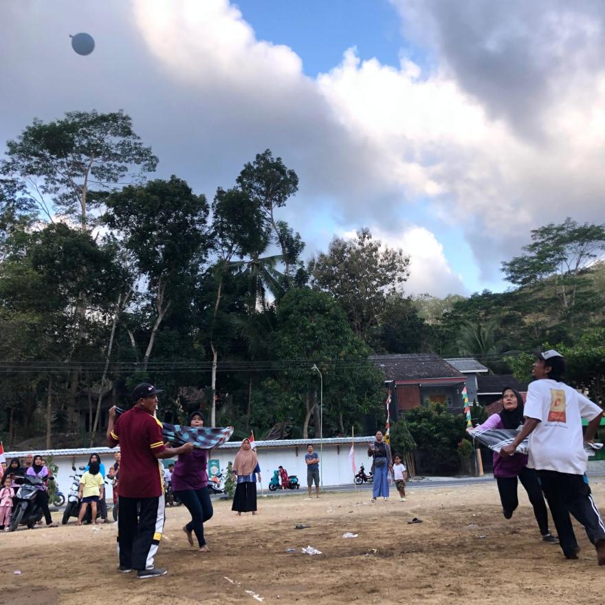 Meriahkan HUT RI ke-79, Warga Selo Timur Gelar Pertandingan Voli Air